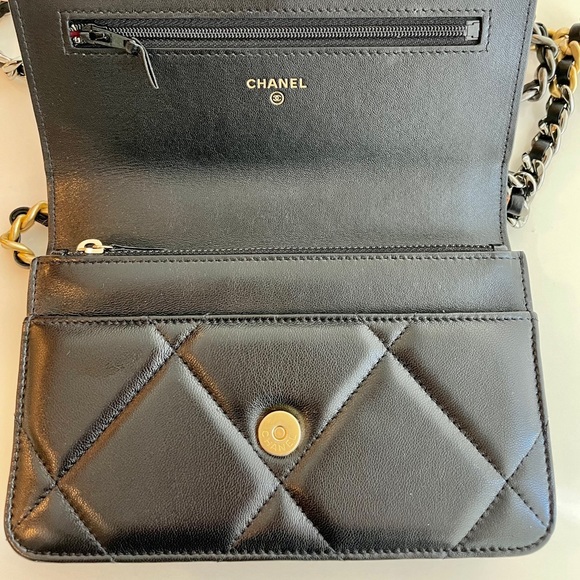 CHANEL 19 WALLET ON CHAIN - Picture 4 of 13